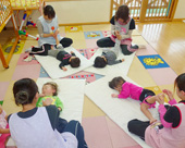 ベビーマッサージの様子(クリックで拡大)